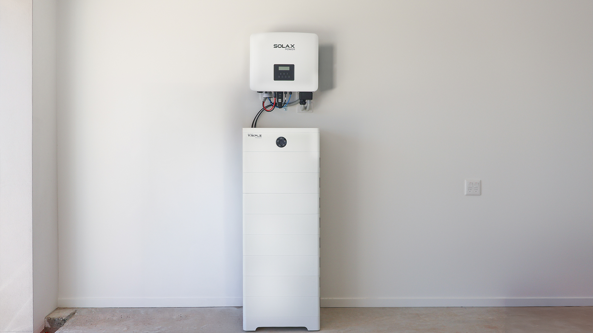 Three Meridien Energy Solar Installation team members, with Senior Electrician. Solar Power System installed on an Ormeau house roof. 18x Astronergy N7s 440W Bifacial Solar Panels. 7.92kW Solar System. 29.4kWh Solax Battery. Long duration emergency backup storage.